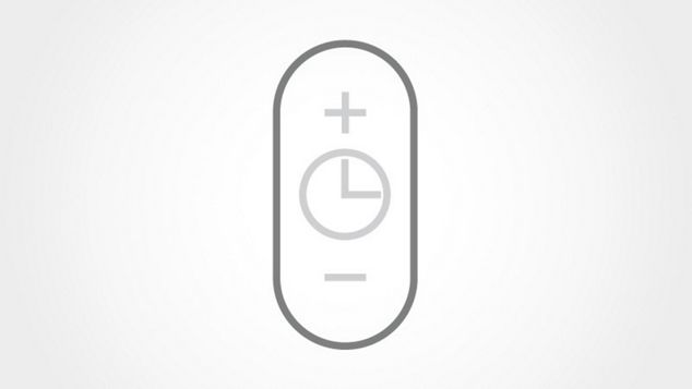 Dyson Hot+Cool fűtőventilátor mellett fekvő hölgy az ágyban. 